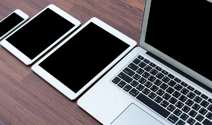 Serviço de IPTV Portugal funcionando em smartphone, tablet, laptop e computador.